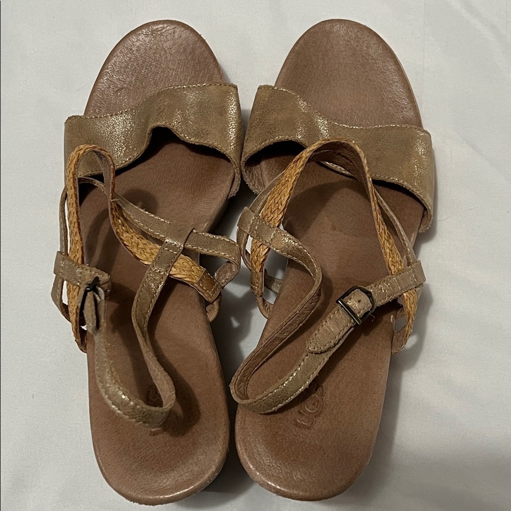 Ugg Lita Weave/Metallic Strappy Wedge Sandals - Picture 4 of 9